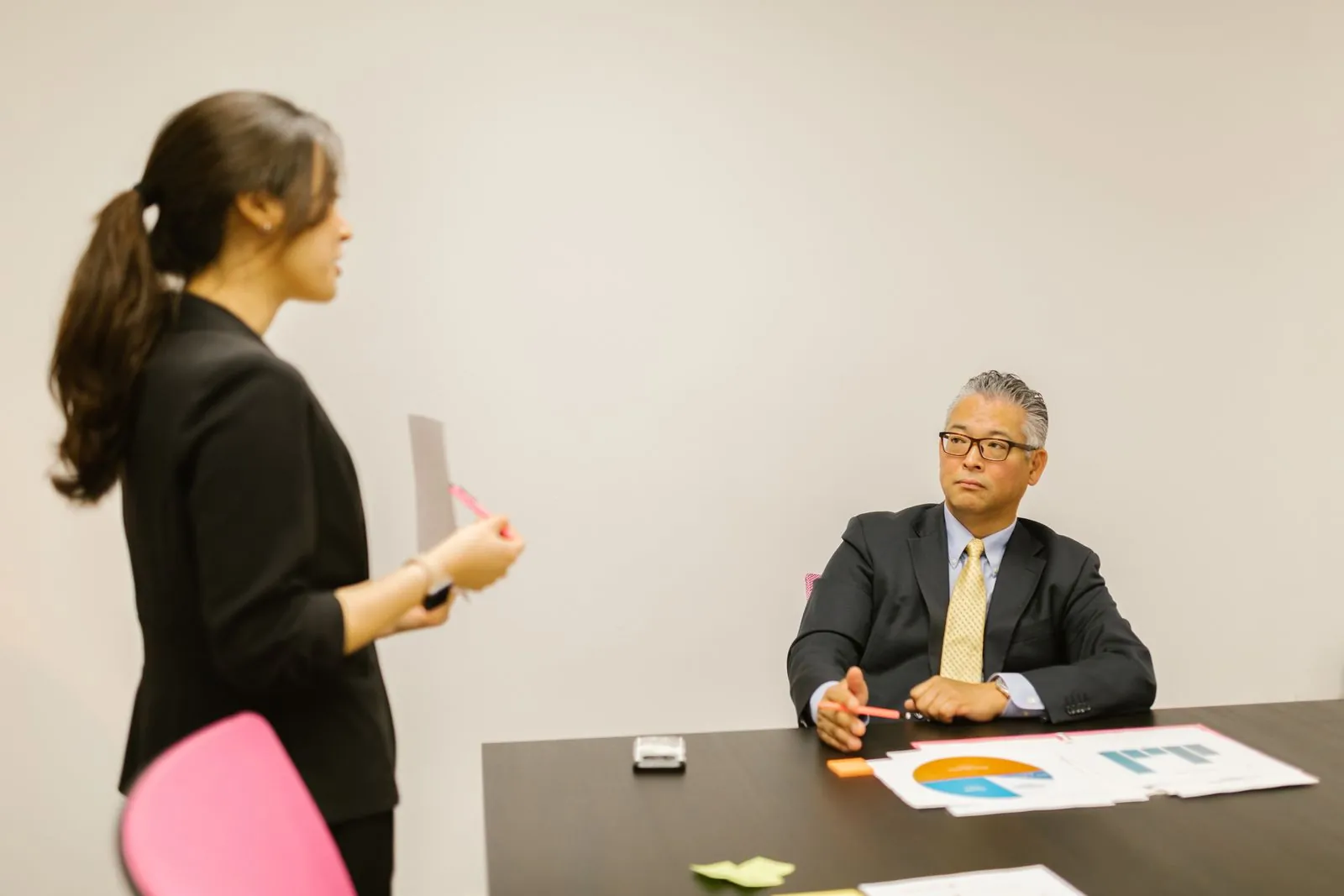 打ち合わせで配信方針を説明している様子